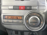 【オートエアコン】一度お好みの温度に設定すれば、車内の温度を検知し風量や温度を自動で調整。暑い&hellip;寒い&hellip;と何度もスイッチ操作をする必要はありません。快適な車内空間には必須の機能ですね♪