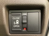 左側電動スライドドアは運転席からでも操作ができるように、ハンドル付近に開閉の操作スイッチが付いています。