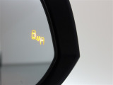 隣車線を走る車両をレーダーで検知し、ドアミラーでは確認しにくい後側方エリアに存在する車両に加え、急接近してくる車両も検知します。車両を検知するとドアミラーに搭載されたLEDインジケーターが点灯します。