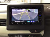 【バックカメラ】運転が苦手な方も車庫入れラクラクです!ギアをリバースに入れれば自動的に切り換わりますので、面倒な操作は不要です♪狭い駐車場もお車を傷つけず安心ですね!