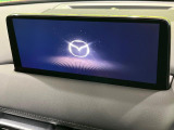 【12.3インチマツダコネクト】車内の雰囲気にマッチした大型ディスプレイ。スマホ接続でのナビ使用やBluetooth再生等、様々な機能が楽しめます。直感的なダイヤル操作が可能で、使い勝手も良好です。