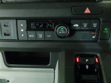 オートエアコンタイプなので細かい操作なしで快適温度に調整してくれます。シートヒーター付きで、冷えた車内でもスイッチを押せば数秒で座面と背もたれがあたたかくなります。