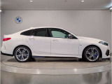 ☆BMWの前後重量配分50:50はエンジン自体をフロントタイヤよりも後ろにずらし、通常はエンジンルーム内に搭載される重量物であるバッテリーをトランクに移動させるなどして実現されています☆
