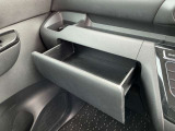 グローブボックス以外にもちょっとした収納スペースがあります。