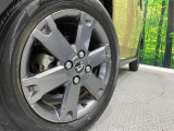 【グレード専用純正15インチアルミホイール】デザイン性の高い純正アルミホイールを装着しております。各種社外アルミホイールや、スタッドレスタイヤも取扱いしております。是非ご相談ください♪