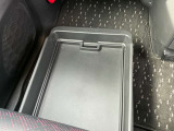 助手席シート下などたくさんの収納スペース付きです。