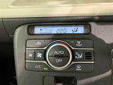オートエアコン付きなので一度、気温を設定すれば自動的に過ごし易い温度に調整してくれますよ。 車内をいつでも快適空間にしてくれます。