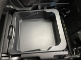 【シートアンダーボックス】シートの下に大容量の収納スペースが備わっており、靴や洗車グッズなど、外から見られたくないものをすっきり収納できて便利!