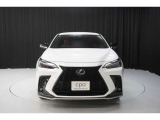 エクステリアは、一目でLEXUSとわかるスピンドルグリルを起点に、人が乗るキャビンの前後を大胆に絞り込んだ菱形のボディと力強く張り出したホイールフレアを融合させ、タイヤの存在を強調しています。
