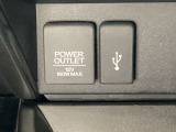 アクセサリーソケットはUSBのアダプターなどをつければ、スマホの充電にも使えます。横にはナビゲーション用の外部入力可能なUSB端子がついており、周辺には物が置けるボックスがついています。