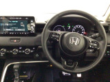 【ハンドル】運転にかかわる様々な操作を安全に行えるように視点移動が少なく操作性に配慮されたスイッチ類が凝縮されたコックピットです。