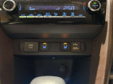 ドライビング時、お好みで様々な調整ができます!冬の寒い朝も安心!運転席助手席シートヒータ、USBコネクターも装備!
