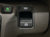 セレクトレバーの右に電子制御パーキングブレーキがあります。スイッチひとつで、停車した地点の傾斜などをシステムが検知・判断してブレーキ力を自動的に最適制御し、しっかり停車できるパーキングシステムです。