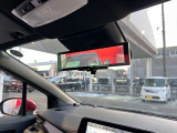 リアのカメラの画像を表示する『スマートルームミラー』で荷物いっぱいでも後部が見えます。 ディーラーオプション「前ドラレコ」も装備