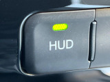 【ヘッドアップディスプレイ】現在の速度や走行情報をデジタル表示で運転席前方のガラスに投影!運転中、目線をずらさず必要な情報を確認できるのでとっても便利で安心!