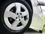 【純正15インチアルミホイール】外観にマッチした純正アルミホイールを装着しております。各種社外アルミホイールや、スタッドレスタイヤも取扱いしております。是非ご相談ください♪