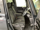 フロント広々、ベンチシートの運転席は、ハイトアジャスターが付いているので、快適にドライブができます。ハンドルはチルトステアリングで、ハンドル位置を上下に調節できます。