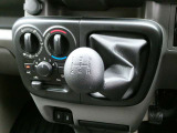 マニュアルエアコンで室内も快適!インパネシフトの5速マニュアルトランスミッション!