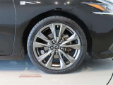 純正のアルミホイール装着車です。タイヤサイズは235/40R19です。