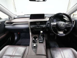 上質で落ち着いた印象のインパネ。視界も広々で運転しやすいです。
