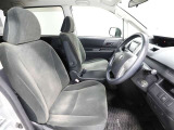 ゆったり室内で運転もしやすいです♪使い勝手の良い配置も考えられています!!