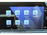 手のひらを画面にかざして左右にスワイプすることで操作を行えるジェスチャーコントロールを搭載しています。
