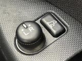 【電動格納ミラー】運転席のスイッチで、ドアミラーの開閉や角度の調整ができます。
