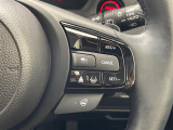 【 ステアリングスイッチ 】手元のスイッチでナビ操作が可能です。非常に便利な機能です。取り付けのナビによってはオプション設定となっております。