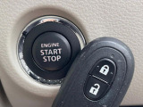 【キーレススタートシステム】カバンやポケットに入れたままでもドアの施錠・解錠が可能なスマートキーを装備。エンジンのオン・オフ時もカギを取り出す必要が無いからとっても便利です♪