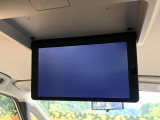 【フリップダウンモニター】大画面モニターで後席でもエンタメをお楽しみいただけます。小さなお子様にも大人気の装備です♪