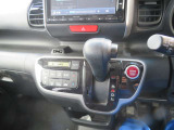 インパネオートマシフトなので足元も広く快適です。プッシュスタートです。
