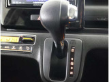 親しみやすいシフトです。 坂道や信号の多い日本では操作が簡単でいいです。 シフトチェンジしやすい所に配置されているので操作し易いですよ。