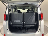 荷室も日常のお買い物には困らない広さが確保されております 後席を分割で倒すこともできますよ