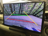 【バックカメラ】駐車時に後方がリアルタイム映像で確認できます。大型商業施設や立体駐車場での駐車時や、夜間のバック時に大活躍!運転スキルに関わらず、今や必須となった装備のひとつです!