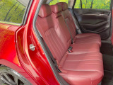 後部座席も気になるようなキズ・汚れやへたり等、大きなダメージはなく、良好な状態です。