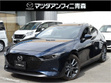 走行2千キロ未満のMAZDA3が入荷しました!ディープクリスタルブルーにマッチするブルー系色のフロアマットがとっても似合っています☆名義変更してすぐ乗れます!!