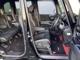 フロントシートです!!ベンチシートなので座席の移動もスムーズに出来ます!!足元も広く運転も楽ですよ!!