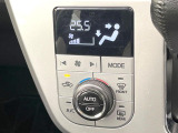 【オートエアコン】一度お好みの温度に設定すれば、車内の温度を検知し風量や温度を自動で調整。暑い&hellip;寒い&hellip;と何度もスイッチ操作をする必要はありません。快適な車内空間には必須の機能ですね♪