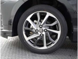 かっこいいホイールですね。 車のイメージを大きく左右するホイール部分はコダワリを持ちたいですね。