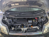 エンジンルームもキレイにしております。通常あまり開けない所ですが、お手入れも充分にしております。納車前には再度点検致しております。