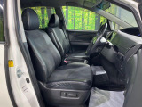 運転席シート廻りは使用感も少なく、良好な状態となっています。前オーナー様が丁寧に使っていたことがよくわかりますね。