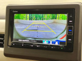 【バックカメラ】駐車時に後方がリアルタイム映像で確認できます。大型商業施設や立体駐車場での駐車時や、夜間のバック時に大活躍!運転スキルに関わらず、今や必須となった装備のひとつです!