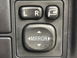 【電動格納ミラー】サイドミラーは電動格納式となっており、狭い駐車場でもキズがつくリスクを抑えられます。
