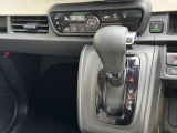 【エアコン】オートエアコンです!温度調節が細かくでき全席に快適な空間を届けます(*^^)シフトも同じ位置にあるので、操作しやすくなっております♪