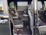 セカンドシートです!!ベンチシートになってますので、お二人の乗車ですとゆったり座って頂けますよ!!