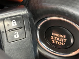 【キーレススタートシステム】カバンやポケットに入れたままでもドアの施錠・解錠が可能なスマートキーを装備。エンジンのオン・オフ時もカギを取り出す必要が無いからとっても便利です♪