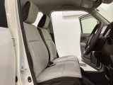 広い足元に肘掛けもついたゆったり座れるシートです。運転席と助手席の間が空いているため、助手席側への移動がスムーズです。交通量の多い道でも、助手席側から乗り降りができます。