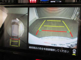 バックモニターで、駐車時に見えにくい後方をしっかり確認できます。