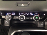 【左右独立オートエアコン】左右席で独立温度コントロールが可能です。運転席はキンキンに冷やして助手席はマイルドにと言った設定が可能です☆暑さ寒さでケンカすることもなくなりますね♪