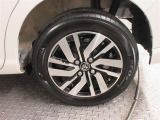 純正アルミホイール。とても精度が高く、走行安定性、デザイン性ともに優れてます。安心してお乗り頂けます。